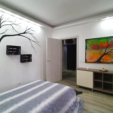 Spacious In With Bubble Bath Apartment *
