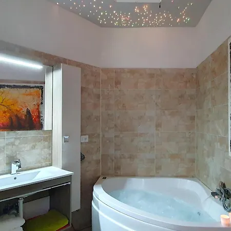 Apartment Spacious In With Bubble Bath *