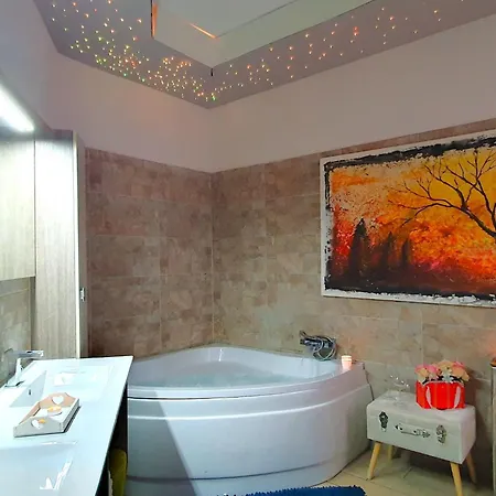Spacious In With Bubble Bath *